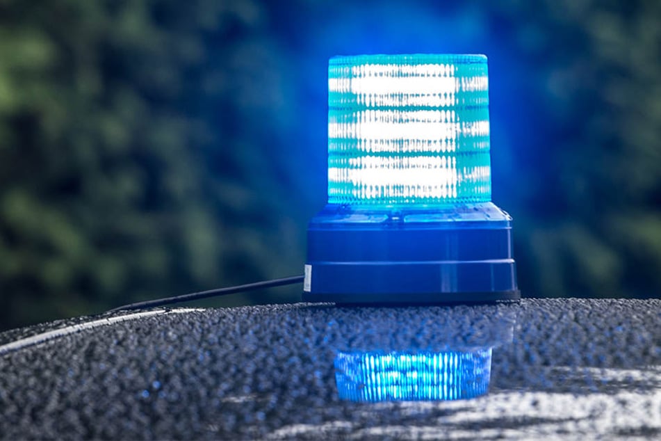 Eine Polizeistreife hielt den Citroen mit eingeschaltetem Blaulicht am Naumburger Theaterplatz an. (Symbolbild)