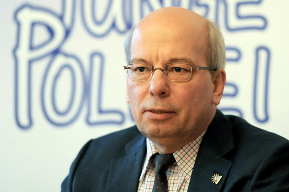 Über Jahre hinweg hat das Land Rainer Wendt als Polizist bezahlt, obwohl er nicht mehr als solcher tätig war.