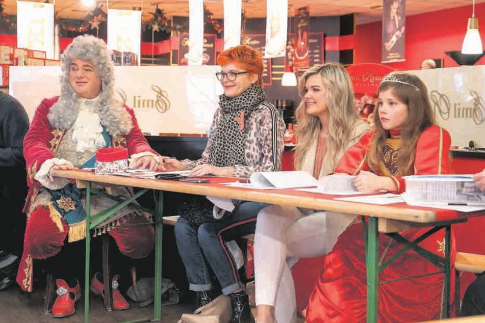 Die Jury (v.l.): Morgenpost-Reporterin Katrin Koch, Dresdens erste Pfefferkuchenprinzessin Linda Jung und die amtierende Prinzessin Ronja I.