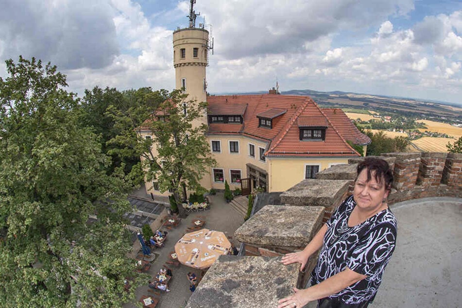 Restaurant- und Burghotel-Betreiberin Rosita Vogt kann auf der Landeskrone durch wildernden Bewuchs kaum ihre Terrasse unter den Bäumen erblicken.