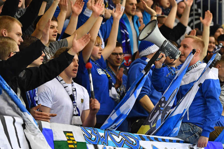 Die Fans dürfen hoffen: Die Chancen auf einen Sonderzug ihrer Eislöwen stehen gut.