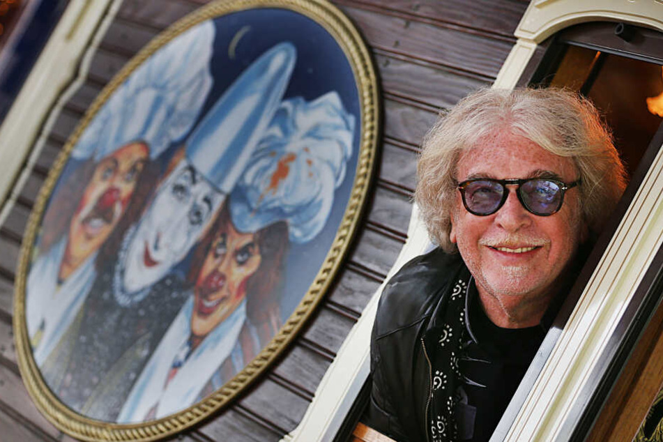 Der Gründer des Zirkus Roncalli, Bernhard Paul (71), schaut auf dem Zirkusgelände aus einem Fenster.