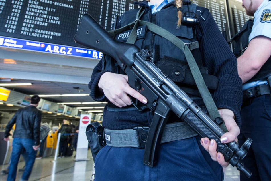 Die Bundespolizei hat Teile des Frankfurter Flughafens geräumt.