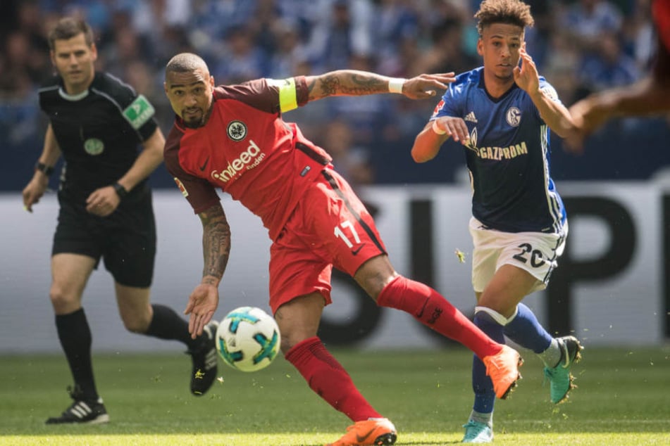 Schalkes Thilo Kehrer (r) und Frankfurts Kevin-Prince Boateng versuchen an den Ball zu kommen.