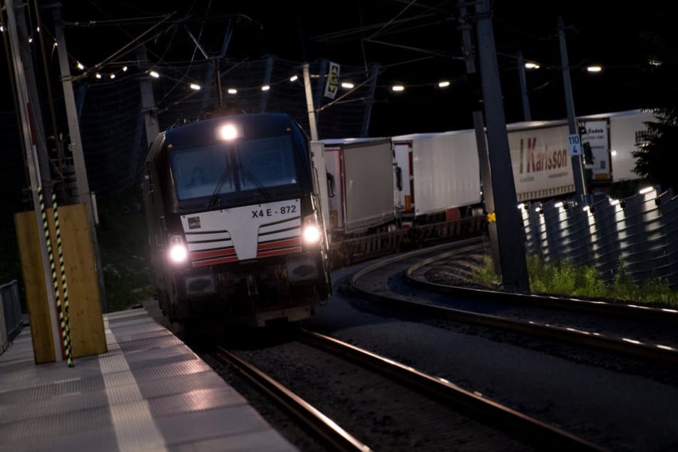 In Niederbayern wurde ein junger Mann von einem Güterzug überrollt. (Symbolbild)