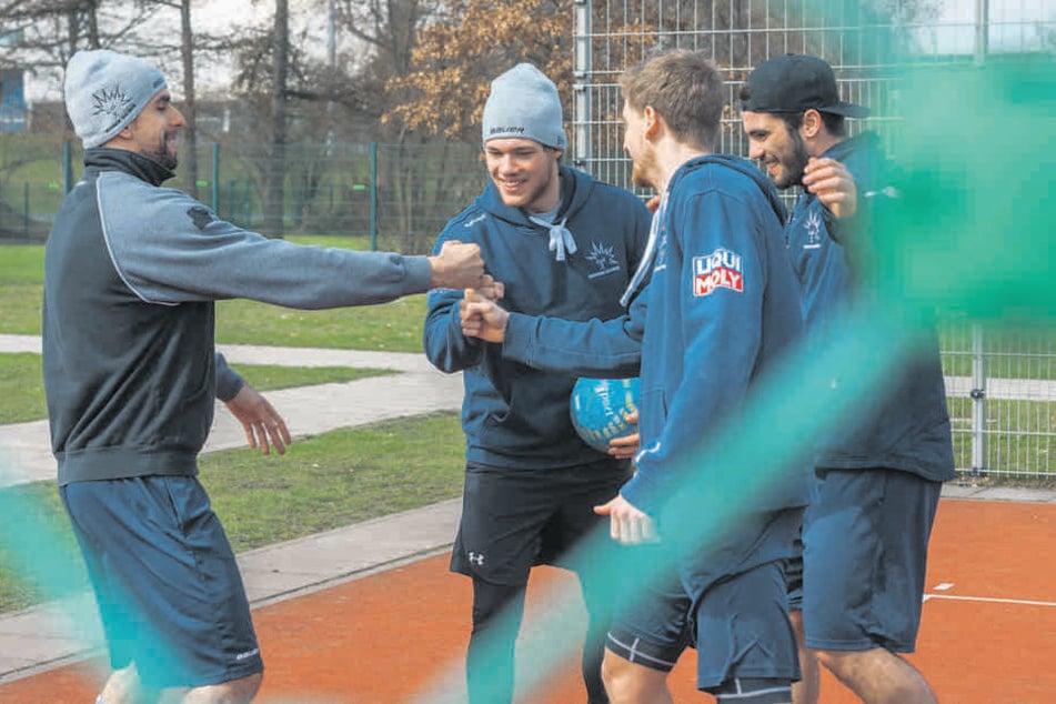 Abschalten vor den Play-offs: Die Eislöwen Alexander Höller (32, v.l.),
Ludwig Wild (22), Mirko Sacher (25) und Lukas Hoffmann (20) entspannen beim
Fußballtennis im Ostra-Gehege.