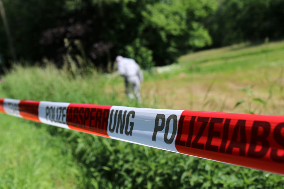Die Kriminalpolizei untersucht eine Wiese in Wilkau-Haßlau (Sachsen) nach Hinweisen zum Fund eines toten Säuglings.