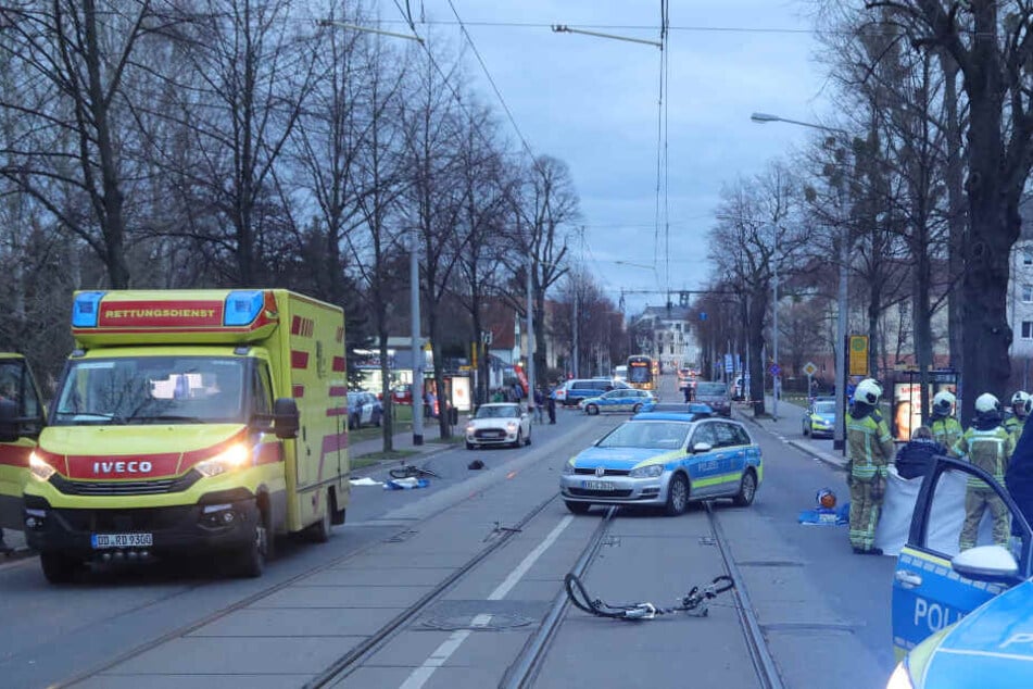 Einsatzkräfte von Rettungsdienst und Polizei am Unfallort.
