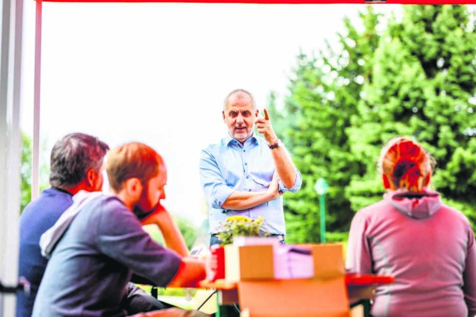 Der Spitzenkandidat ist zurzeit jeden Tag unterwegs in Sachsen, hier mit seinem Team in Lohmen.
