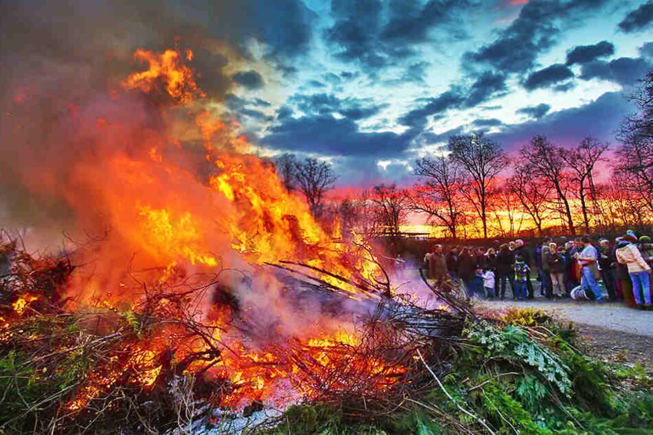 Jedes Jahr werden traditionell Osterfeuer niedergebrannt. (Symbolbild)