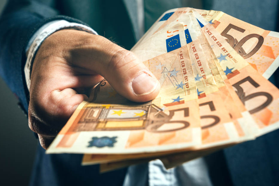 Mehrere Passanten fanden in Weiden 50-Euro-Scheine. (Symbolbild)