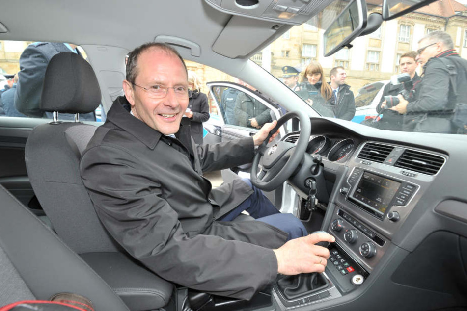 Markus Ulbig erklärte am Steuer eines neuen Fahrzeugs die moderne Ausstattung.