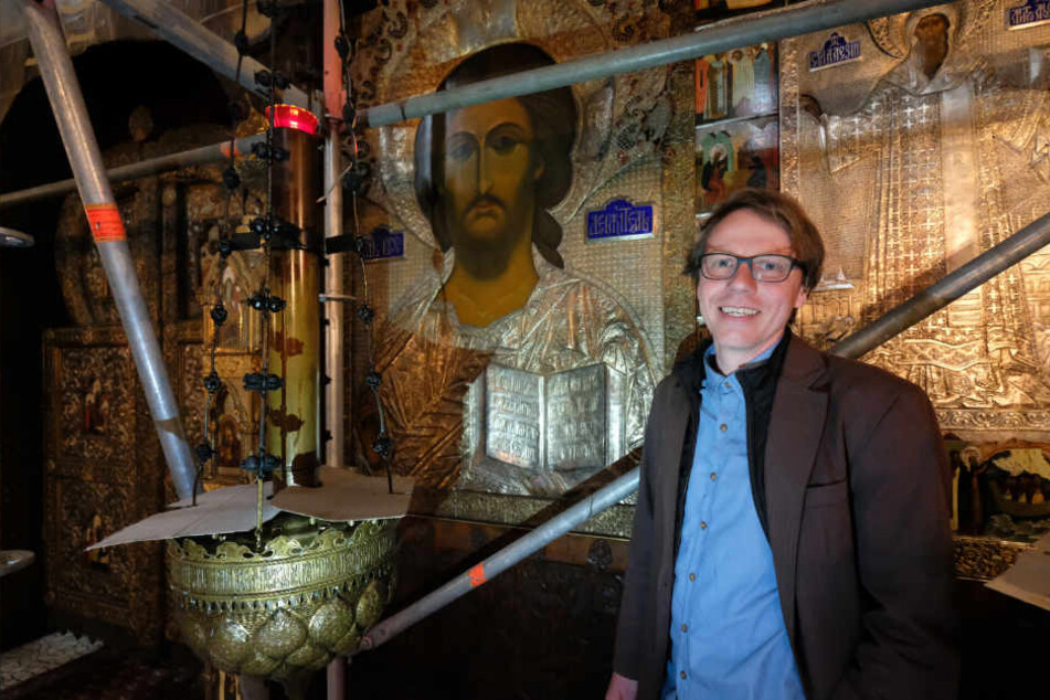 Restaurator Oliver Tietze in der Russischen Gedächtniskirche Sankt Alexis in Leipzig. Erstmals seit der Einweihung des Gotteshauses im Jahr 1913 wurden die darin aufbewahrten Ikonen restauriert.