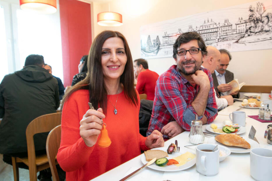 Frühstück! Mehtap (38) und Ferat (35) lassen sich frische Brötchen und Kaffee schmecken. Das "Jugendgästehaus" wird rege genutzt für internationale Konferenzen, Tagungen und Seminare.