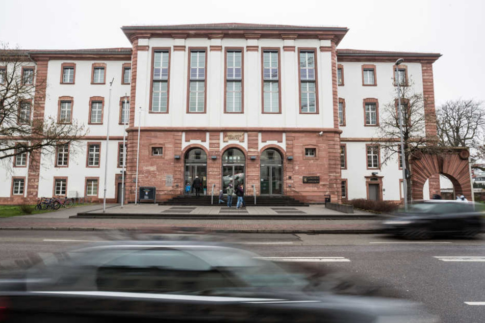Die Verhandlung wird im Landgericht Hanau stattfinden.