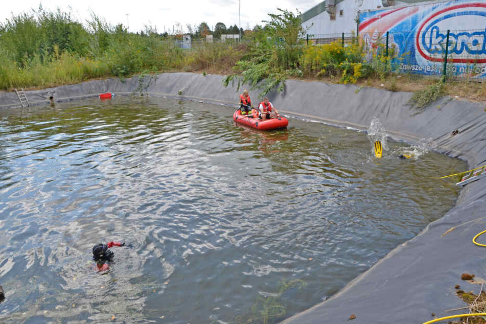 Nach der Rettung der Kinder suchten Taucher das Becken noch einmal gründlich ab.