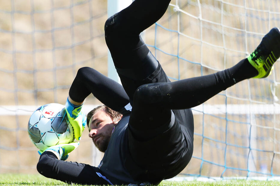 Martin Männel im Training bei einer Parade. Der Keeper ist aus dem Kasten des FCE nicht mehr wegzudenken.