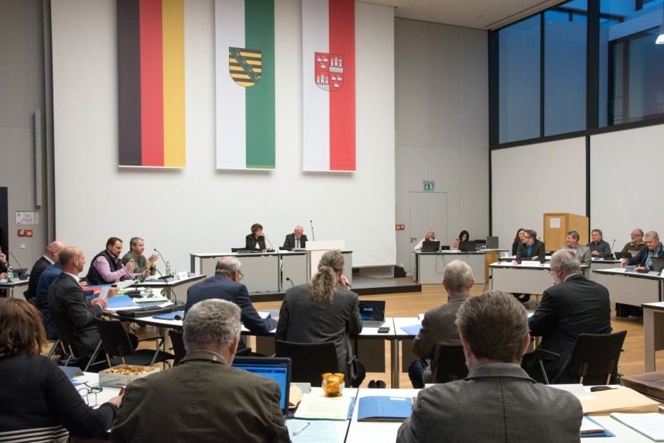 Mein rechter, rechter Platz ist leer: Baubürgermeisterin Kathrin Köhler (39, CDU) fehlte bei der Stadtratssitzung am Donnerstag krankheitsbedingt.