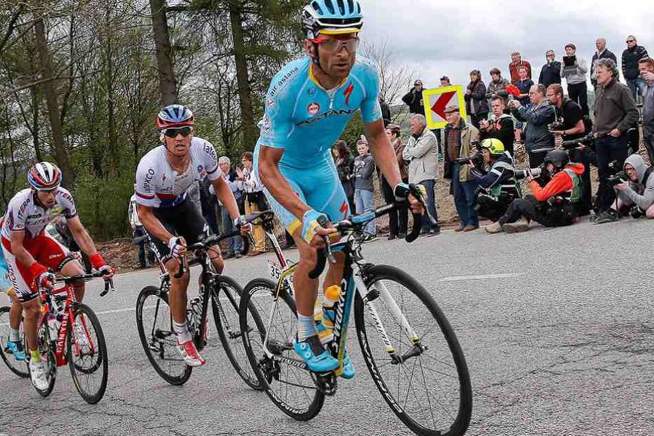 Michele Scarponi (vorn) während des Lüttich Bastogne Lüttich Radrennens im April 2016.