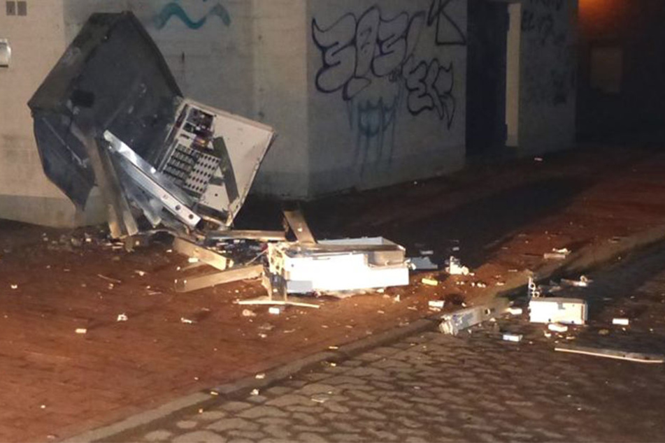 Die Sprengung des Automaten war so stark, dass er aus der Verkankerung in der Wand gerissen wurde.
