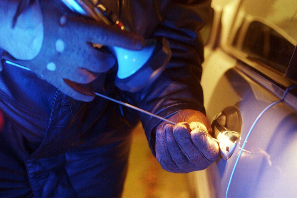 Die Täter brachen in zwei VW Passat ein und klauten ein Navi und ein Radio.