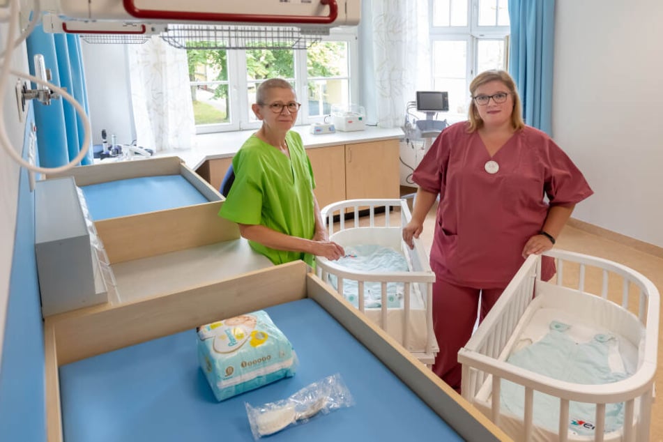 Grit Schuster (59, l.) und Claudia Hösel (33) genießen die Arbeitsatmosphäre auf der neuen Wochenstation.