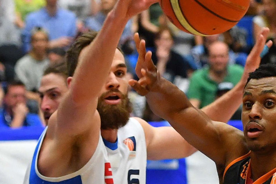 Dresdens David Sturner kämpft gegen den Chemnitzer Christopher Carter um den Ball.