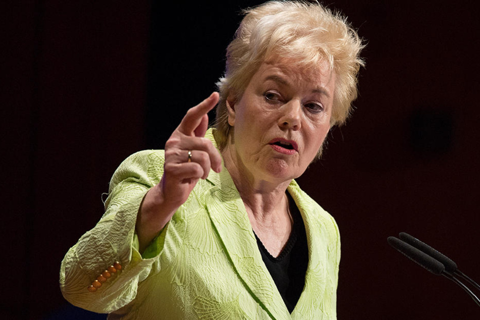 Erika Steinbach twitterte: "Ich kenne kein Land außer Deutschland, das seine eigene Kultur und Tradition so über Bord wirft".