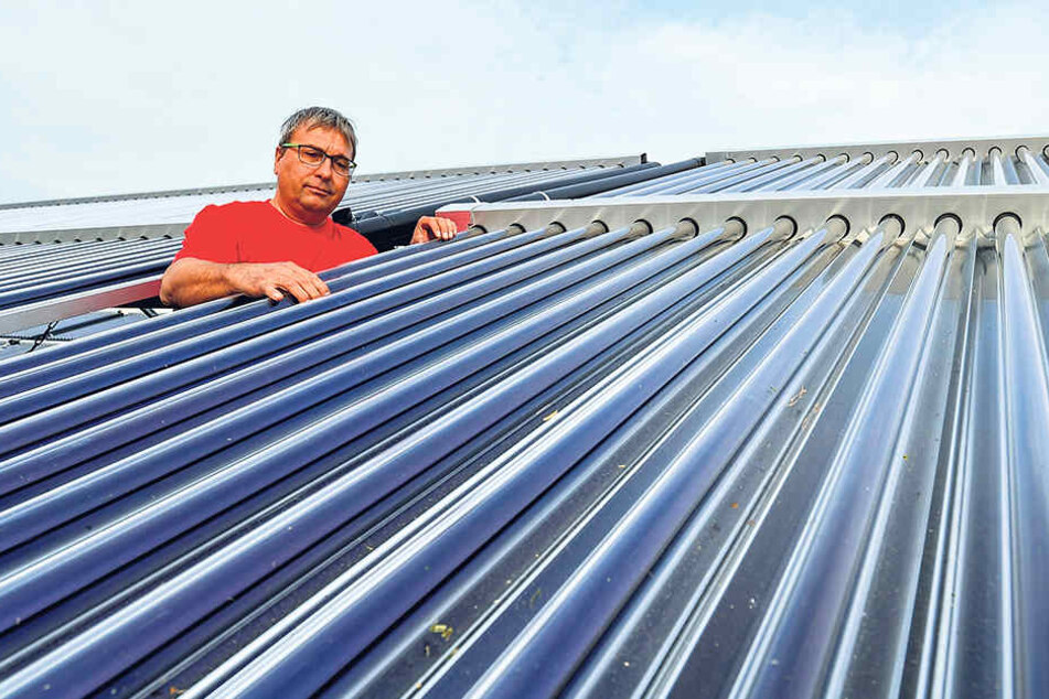 Techniker Steffen Tolle von den Stadtwerkenzeigt die Solarpanele.