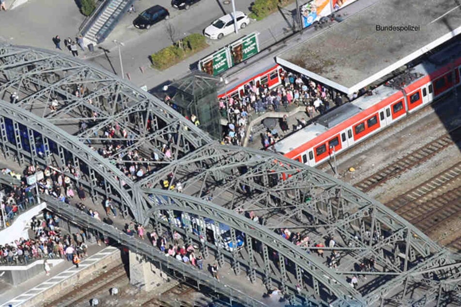 An der S-Bahn-Station Hackerbrücke fotografierte der Mann Frauen unter den Rock. (Symbolbild)