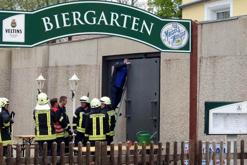 Feuerwehr und Wasserwehr überprüfen alle Tore auf ihre Funktionsfähigkeit.