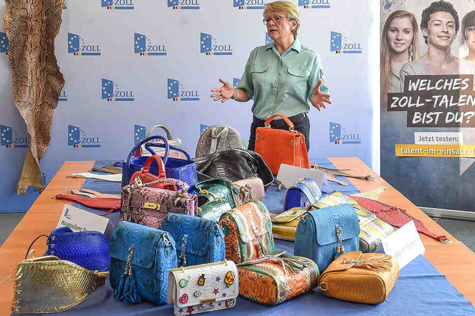 Heike Wilsdorf (50) vom Hauptzollamt Dresden zeigt Handtaschen und Gürtel die am Flughafen Leipzig beschlagnahmt wurden.