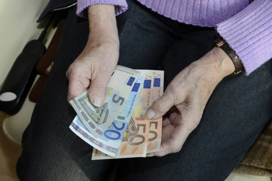 Die Diebe erbeuteten neben Schmuck auch Bargeld.