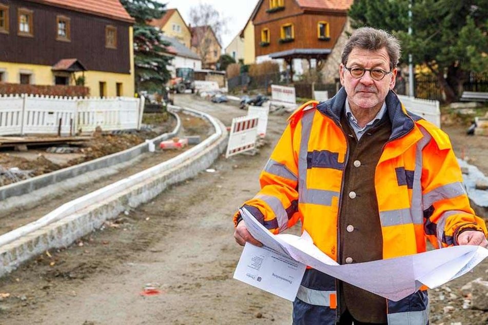 Straßen- und Tiefbauamtschef Professor Reinhard Koettnitz (62) erklärt die Gründe für die Bauverzögerungen.