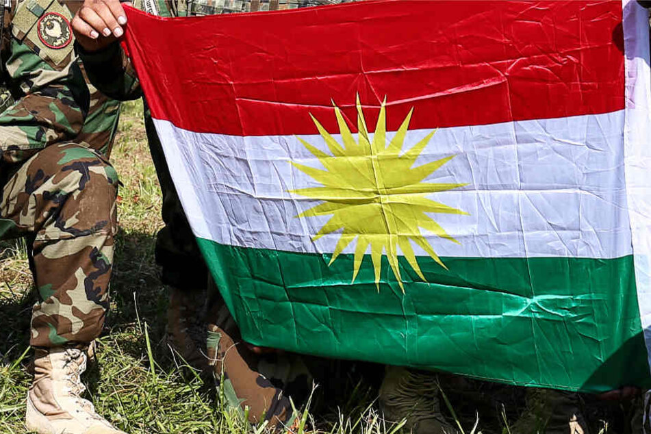 Die Flagge der kurdischen Peschmerga-Kämpfer (Archivbild) wurde am Samstag in Frankfurt gehisst.