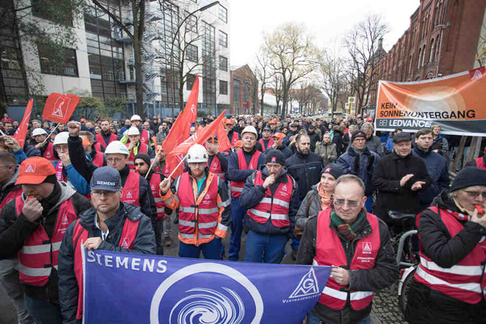 Zahlreiche Siemens-Mitarbieter demonstrieren bereits am Montag für den Erhalt ihrer Arbeitsplätze.