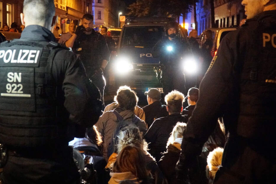 In der Spitze bis zu 500 Demonstranten protestierten gegen die Abschiebung eines ausreisepflichtigen Syrers (23).