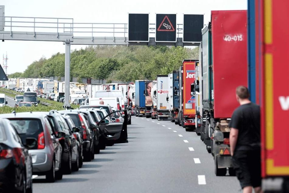 So ist es richtig. Auf dreispurigen Bahnen wird zwischen der linken und der mittleren Spur eine Lücke gelassen, auf zweispurigen einfach in der Mitte der Fahrbahn.