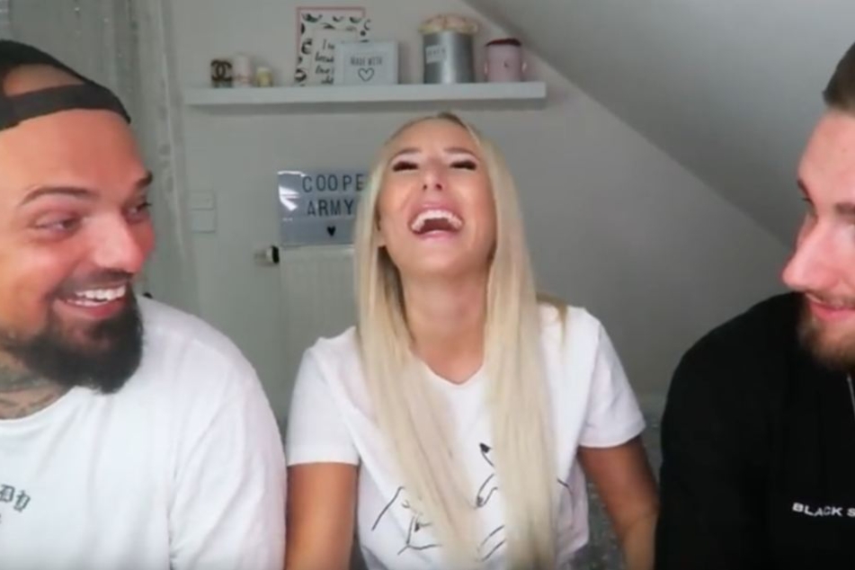Die Antworten auf manche Fragen scheinen Jessi sehr zu amüsieren.