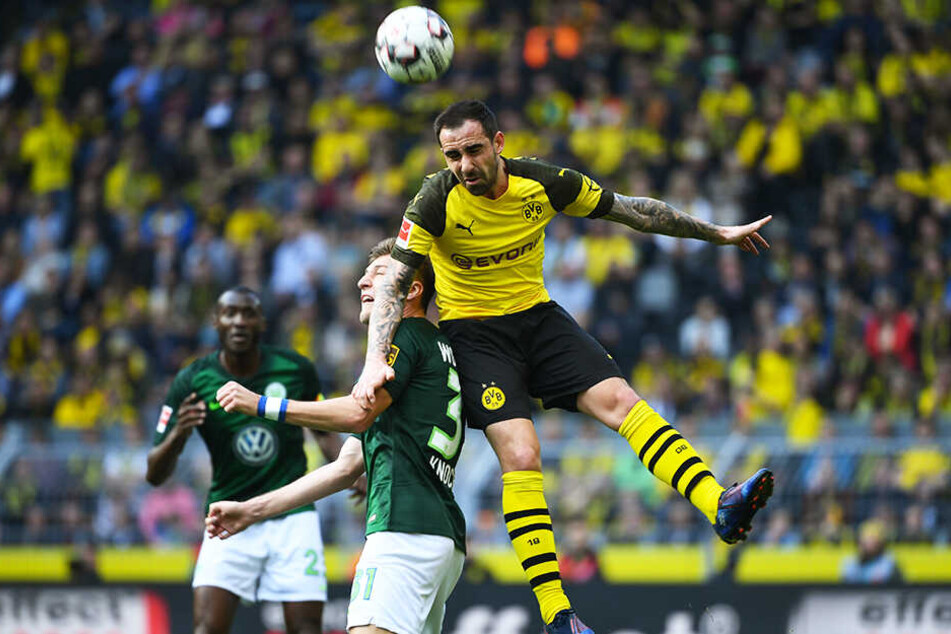 BVB-Stürmer Paco Alcacer (r.) überspringt Wolfsburgs Verteidiger Robin Knoche.