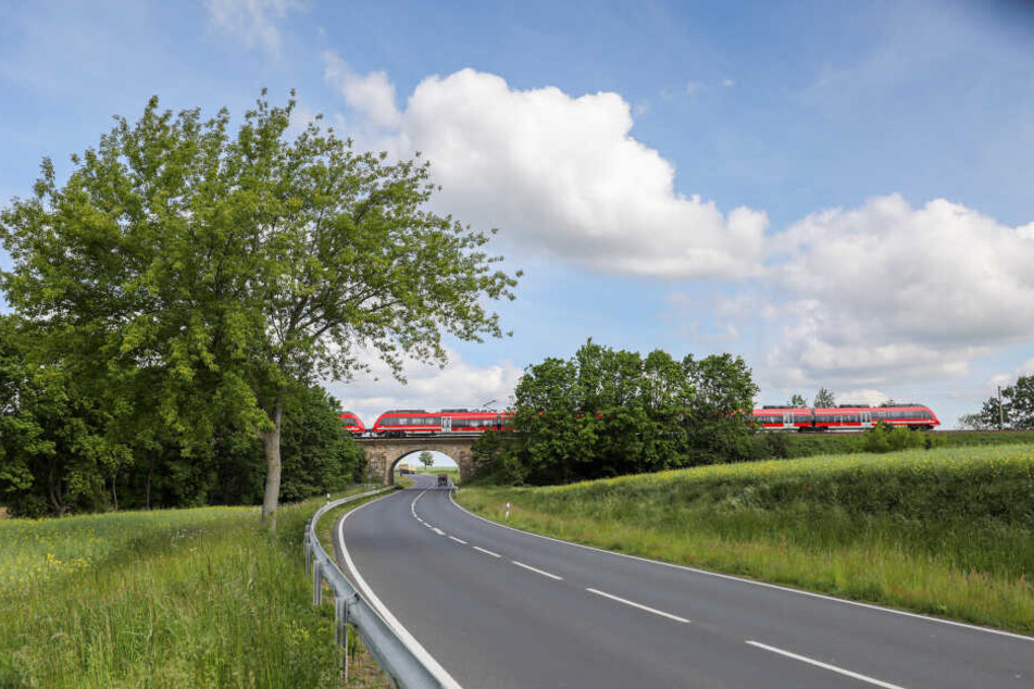Die Bahn muss insgesamt 105 Eisenbahnbrücken in Sachsen, Sachsen-Anhalt und Thüringen ersetzen.