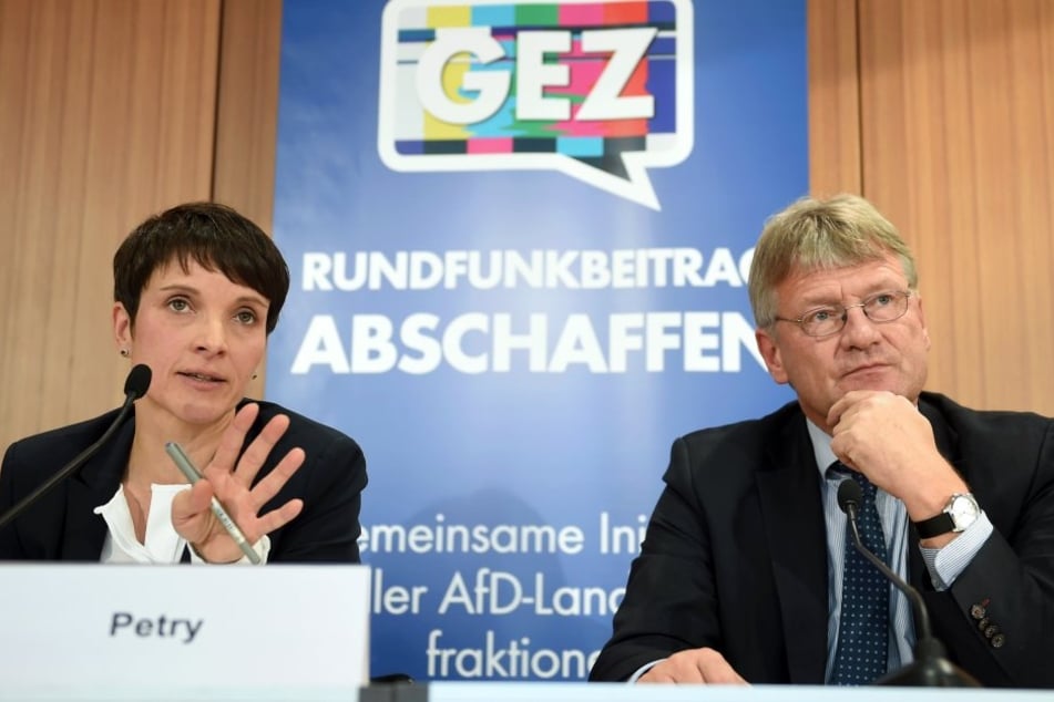 Die AfD-Bundesvorsitzenden Frauke Petry und Jörg Meuthen fordern die Abschaffung des Rundfunkbeitrags.