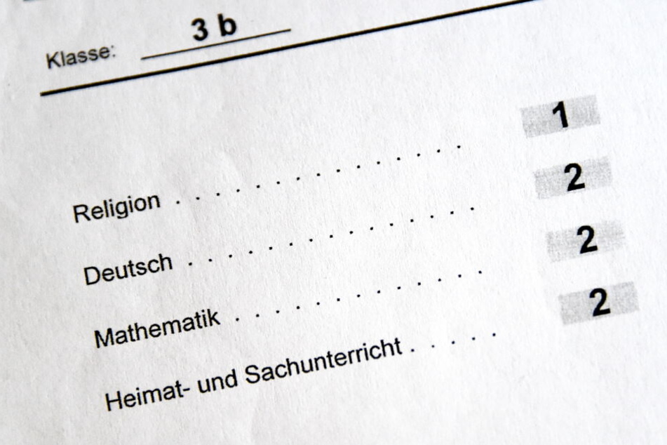 Zeugnisse muss es nach wie vor geben. (Symbolbild)
