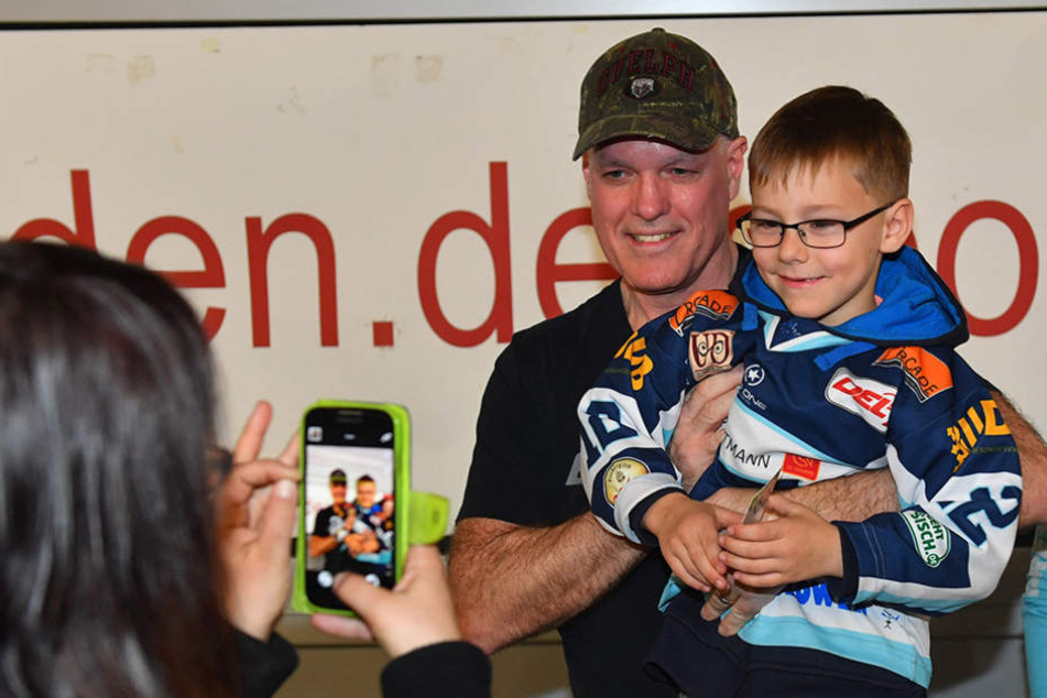 Trainer Bill Stewart ließ sich mit Fans fotografieren, hatte für diese aber schlechte Nachrichten.