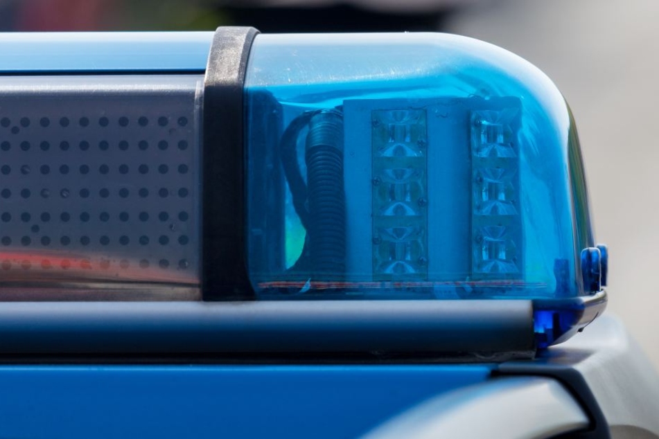 Wer verdächtige, ortsfremde Personen beobachtet, sollte dies der Polizei melden (Symbolbild).
