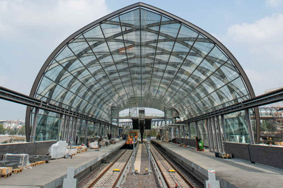 Die neue U4-Haltestelle Elbbrücken hat ein gläsernes Dach und ist bald fertig.
