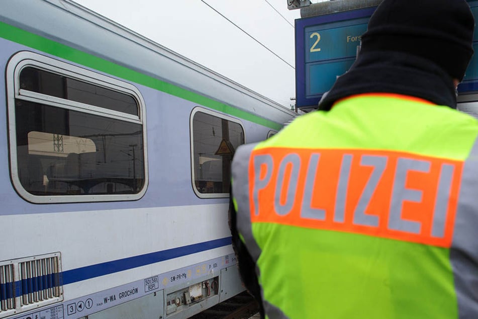 Am Dienstagabend entdeckten Bundespolizisten einen gesuchten Vergewaltiger in einem Zug. (Symbolbild)