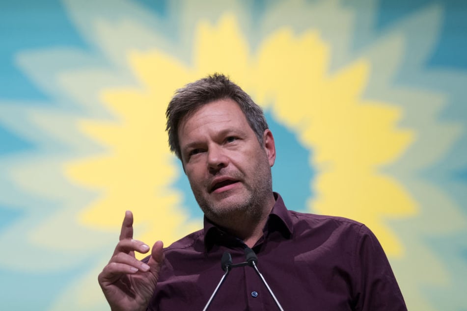 Nein, Partei-Chef Robert Habeck (49) hat bei den Grünen noch keinen Heiligenschein - vielleicht nach der nächsten Bundestagswahl.