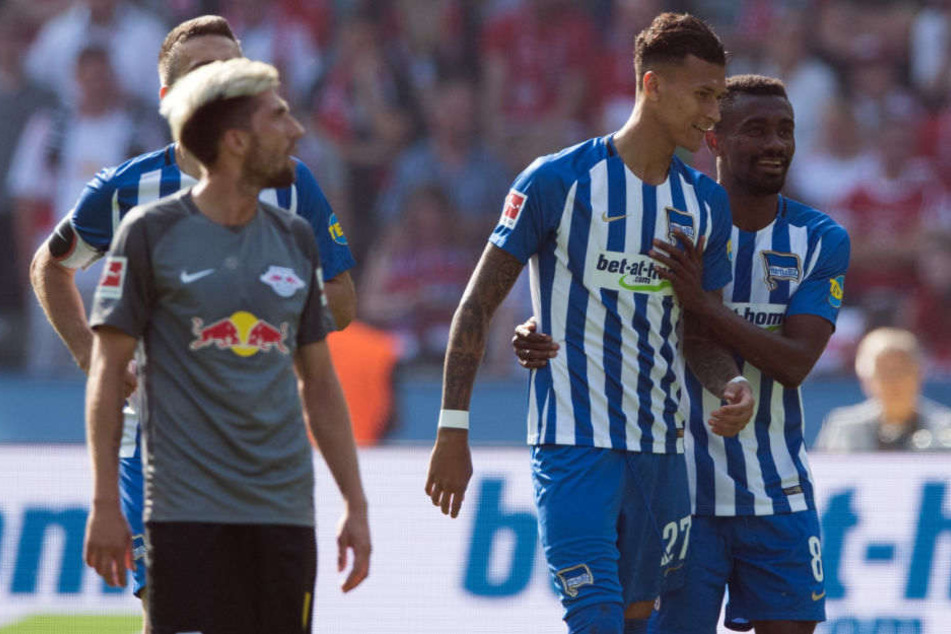 Davie Selke gratuliert Salomon Kalou zum Treffer zum 2:5.
