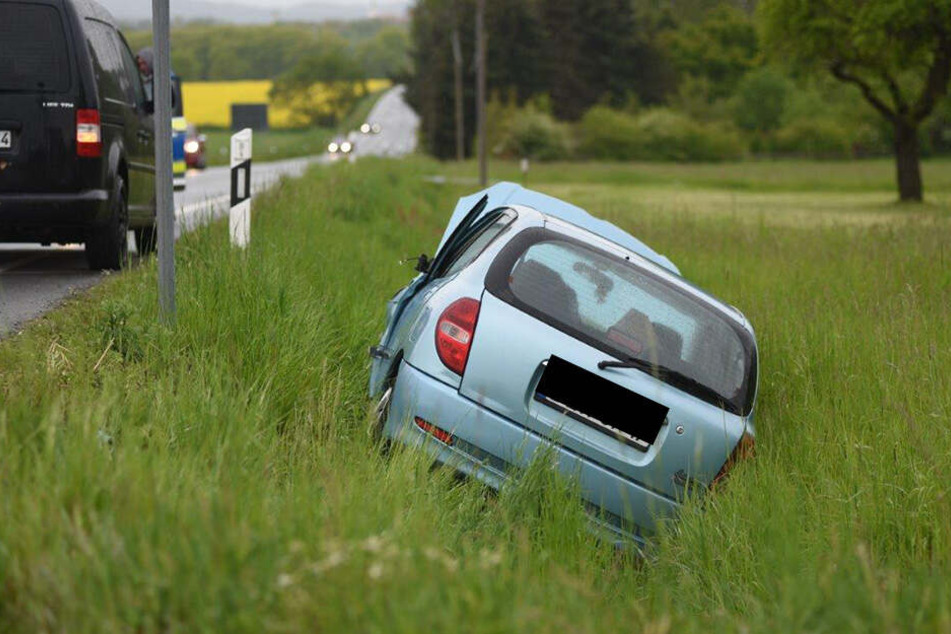 Das eine Auto landete neben der B6 im Gras.